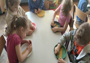 odklejamy taśmę dwustronną