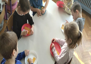 odklejamy taśmę dwustronną