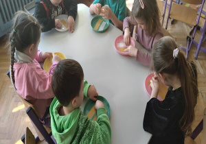 odklejamy taśmę dwustronną