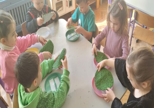 przyklejamy sztuczną trawę