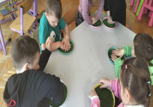 przyklejamy sztuczną trawę