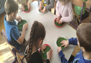 przyklejamy sztuczną trawę