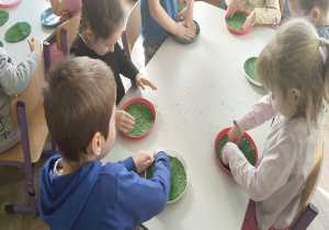 przyklejamy sztuczną trawę