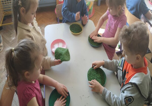 przyklejamy sztuczną trawę