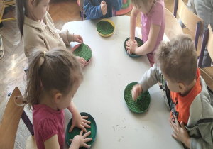 przyklejamy sztuczną trawę