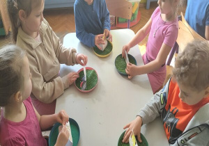 przyklejamy kurczaki i baranki