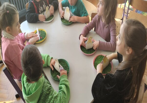 przyklejamy kurczaki i baranki