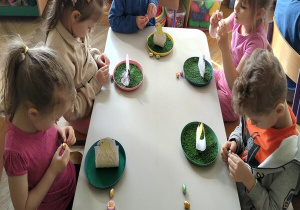 odklejamy taśmę i przyklejamy jajeczka