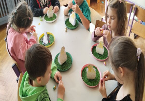 odklejamy taśmę i przyklejamy jajeczka