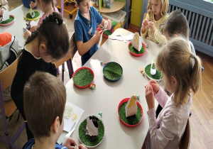 odklejamy taśmę i przyklejamy jajeczka