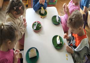 odklejamy taśmę i przyklejamy jajeczka