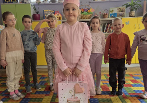 przedszkolaki śpiewają solenizantce sto lat