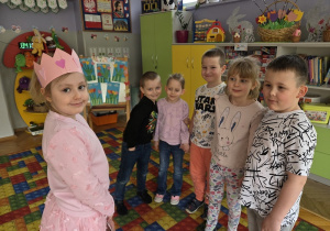 dzieci składają solenizantce życzenia