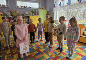 dzieci śpiewają sto lat