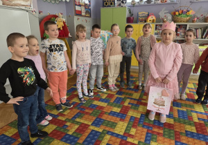 dzieci śpiewają sto lat