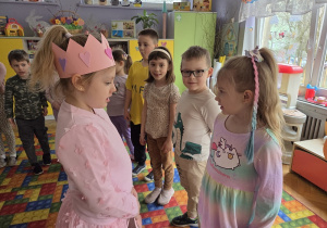 dzieci składają solenizantce życzenia