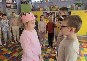 dzieci składają solenizantce życzenia