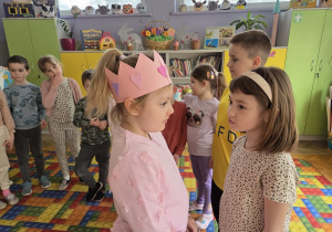 dzieci składają solenizantce życzenia