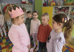 dzieci składają solenizantce życzenia