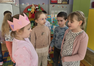 dzieci składają solenizantce życzenia