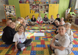 dzieci poznają ciekawostki o jajkach