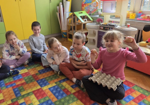 dzieci poznają ciekawostki o jajkach