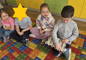 dzieci poznają ciekawostki o jajkach