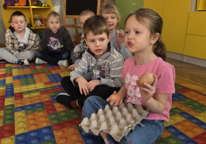 dzieci poznają ciekawostki o jajkach