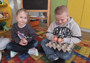 dzieci poznają ciekawostki o jajkach