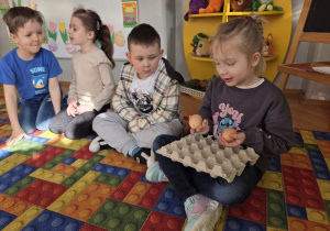 dzieci poznają ciekawostki o jajkach