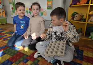 dzieci poznają ciekawostki o jajkach