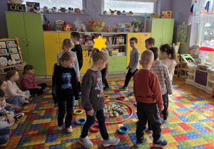 dzieci poznają ciekawostki o jajkach