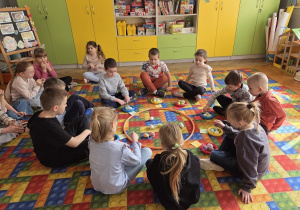 dzieci poznają ciekawostki o jajkach