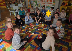 dzieci poznają ciekawostki o jajkach