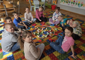 dzieci poznają ciekawostki o jajkach