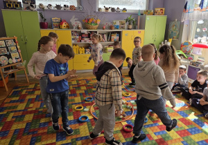 dzieci poznają ciekawostki o jajkach