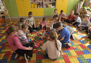 dzieci poznają ciekawostki o jajkach