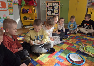 dzieci poznają ciekawostki o jajkach