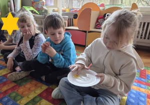 dzieci poznają ciekawostki o jajkach