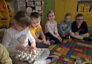 dzieci poznają ciekawostki o jajkach