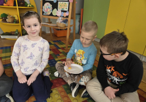 dzieci poznają ciekawostki o jajkach