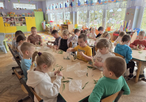 dzieci tworzą koszyczki z sizalu