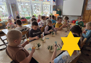 dzieci tworzą koszyczki z sizalu