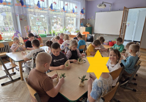 dzieci tworzą koszyczki z sizalu