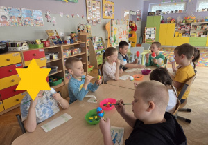 dzieci malują jajka