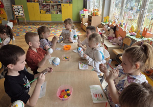 dzieci tworzą papierowe koszyczki