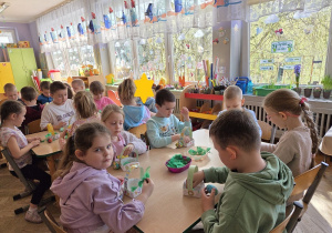 dzieci tworzą papierowe koszyczki