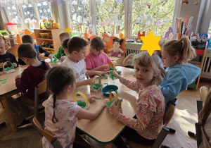 dzieci tworzą papierowe koszyczki