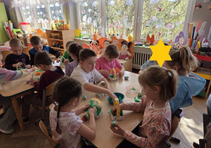 dzieci tworzą papierowe koszyczki