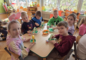dzieci tworzą papierowe koszyczki